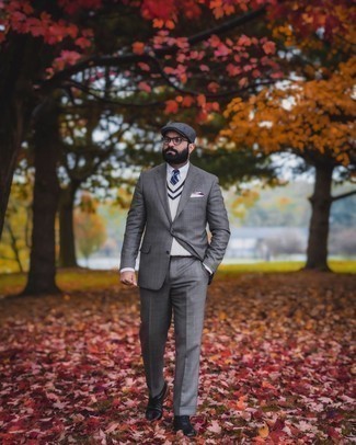 Comment porter une cravate à rayures horizontales bleu et rouge: Pense à opter pour un costume écossais gris et une cravate à rayures horizontales bleu et rouge pour une silhouette classique et raffinée. Décoince cette tenue avec une paire de bottes de loisirs en cuir noires.
