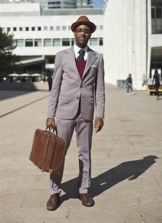 Comment porter une valise marron foncé pour un style elégantes quand il fait chaud: Pour créer une tenue idéale pour un déjeuner entre amis le week-end, essaie d'associer un costume gris avec une valise marron foncé.