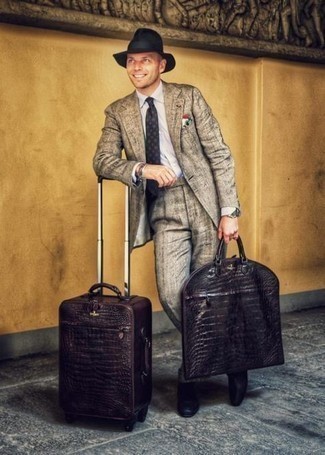 Comment porter une valise marron foncé: Pense à associer un costume gris avec une valise marron foncé pour un look de tous les jours facile à porter. Une paire de slippers en cuir noirs est une façon simple d'améliorer ton look.
