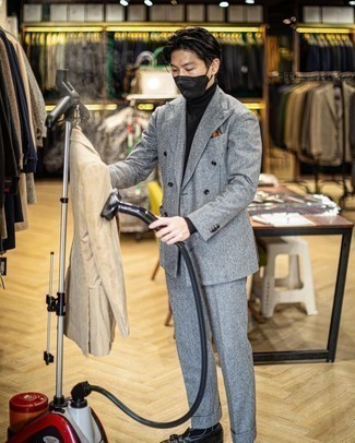 Comment porter un costume en laine gris: Fais l'expérience d'un style classique avec un costume en laine gris et un pull à col roulé noir. Cette tenue se complète parfaitement avec une paire de mocassins à pampilles en cuir noirs.