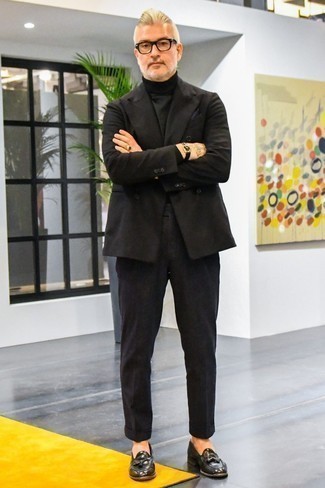 Comment porter des slippers en cuir noirs après 50 ans: Opte pour un costume noir avec un pull à col roulé noir pour un look classique et élégant. Une paire de slippers en cuir noirs s'intégrera de manière fluide à une grande variété de tenues.