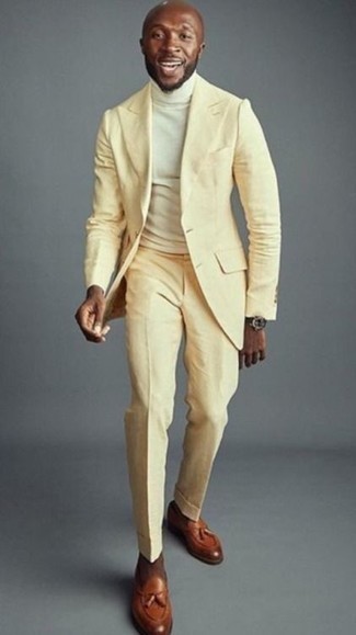 Comment porter un pull à col roulé blanc à 30 ans: Pense à harmoniser un pull à col roulé blanc avec un costume jaune pour un look pointu et élégant. Termine ce look avec une paire de mocassins à pampilles en cuir marron.