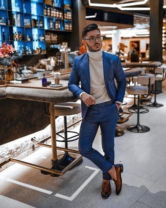 Des slippers à porter avec un costume bleu pour un style elégantes: Essaie de marier un costume bleu avec un pull à col roulé blanc pour un look pointu et élégant. Complète ce look avec une paire de slippers.