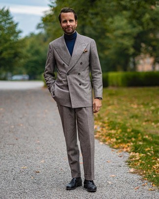 Comment porter un pull à col roulé quand il fait chaud après 40 ans: Essaie d'harmoniser un pull à col roulé avec un costume en laine gris pour une silhouette classique et raffinée. Une paire de slippers en cuir noirs est une option parfait pour complèter cette tenue.