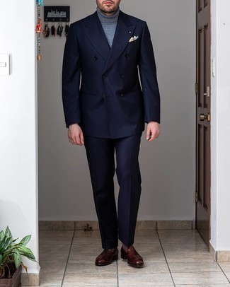 Un costume à porter avec un pull à col roulé gris quand il fait chaud à 30 ans: Choisis un costume et un pull à col roulé gris pour une silhouette classique et raffinée. Complète ce look avec une paire de slippers en cuir marron foncé.