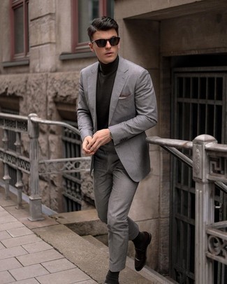 Comment porter un costume gris quand il fait chaud: Pense à associer un costume gris avec un pull à col roulé vert foncé pour une silhouette classique et raffinée. Une paire de slippers en cuir marron foncé est une option astucieux pour complèter cette tenue.