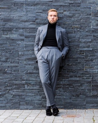 Comment porter un costume gris: Essaie d'associer un costume gris avec un pull à col roulé noir pour un look classique et élégant. Une paire de slippers en daim noirs est une option génial pour complèter cette tenue.