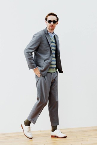 Tenue: Costume gris, Pull en v sans manches imprimé vert menthe, Chemise à manches longues en chambray bleu clair, Chaussures derby en toile blanches
