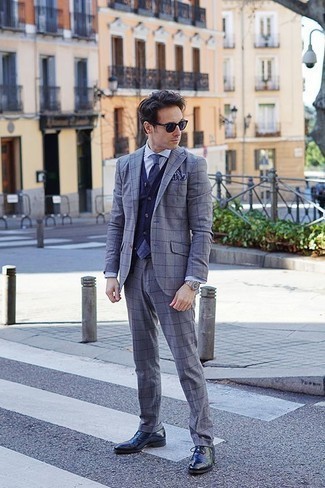 Comment porter une cravate bleue: Pense à marier un costume à carreaux gris avec une cravate bleue pour un look pointu et élégant. Décoince cette tenue avec une paire de chaussures richelieu en cuir bleu marine.