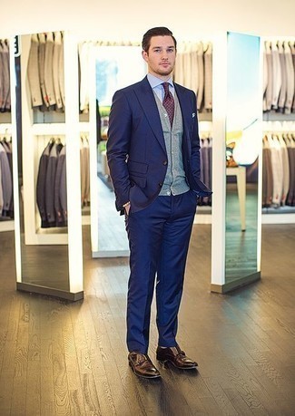 Comment porter une cravate bordeaux à 30 ans: Essaie d'harmoniser un costume bleu marine avec une cravate bordeaux pour dégager classe et sophistication. Si tu veux éviter un look trop formel, choisis une paire de double monks en cuir marron foncé.