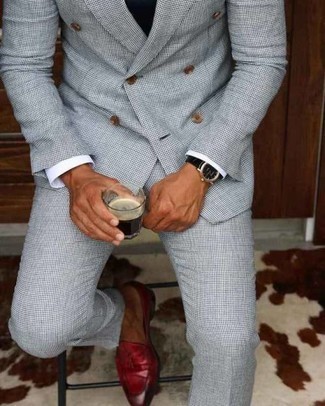 Comment porter un costume à carreaux gris: Pense à associer un costume à carreaux gris avec un pull en v sans manches noir pour dégager classe et sophistication. Une paire de slippers en cuir bordeaux est une option judicieux pour complèter cette tenue.