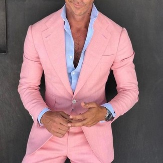 Comment porter un costume rose: Associe un costume rose avec une chemise de ville bleu clair pour un look classique et élégant.