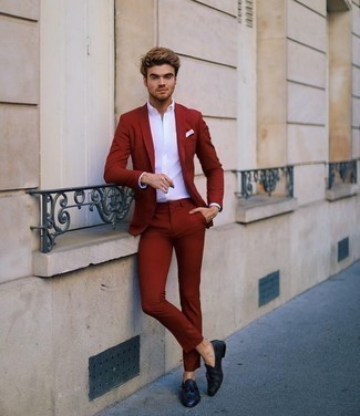 Une chemise de ville à porter avec un costume rouge quand il fait chaud: Associe un costume rouge avec une chemise de ville pour un look classique et élégant. Tu veux y aller doucement avec les chaussures? Termine ce look avec une paire de mocassins à pampilles en cuir bleu marine pour la journée.