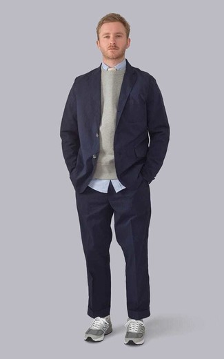 Comment porter une cravate à rayures horizontales marron clair: Pense à harmoniser un costume bleu marine avec une cravate à rayures horizontales marron clair pour dégager classe et sophistication. Décoince cette tenue avec une paire de chaussures de sport grises.