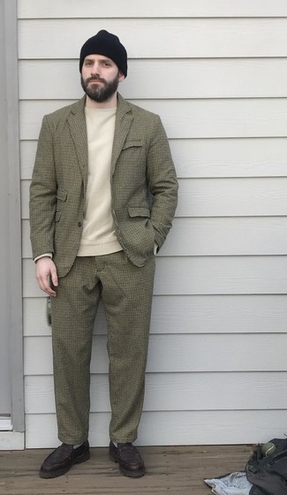 Comment porter un costume vert foncé en automne à 30 ans: Pense à associer un costume vert foncé avec un sweat-shirt beige pour un look pointu et élégant. Habille ta tenue avec une paire de slippers en cuir marron foncé. On aime ce look top, tellement automnale.
