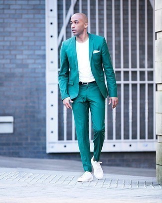 Des baskets à porter avec un costume vert en été: Associe un costume vert avec un t-shirt à col rond blanc pour aller au bureau. Tu veux y aller doucement avec les chaussures? Complète cet ensemble avec une paire de baskets pour la journée. Ce look est juste super pour pour les journées estivales.