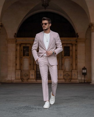 Comment porter une pochette de costume imprimée blanc et bleu: Essaie d'associer un costume rose avec une pochette de costume imprimée blanc et bleu pour obtenir un look relax mais stylé. Termine ce look avec une paire de baskets basses en toile blanches.