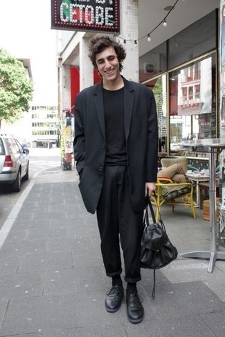 Tenue: Costume noir, T-shirt à col rond noir, Chaussures derby en cuir noires, Grand sac en cuir noir