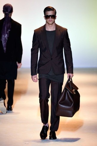 Comment porter un grand sac en cuir marron: Associe un costume noir avec un grand sac en cuir marron pour une tenue idéale le week-end. Une paire de chaussures richelieu en cuir noires est une façon simple d'améliorer ton look.