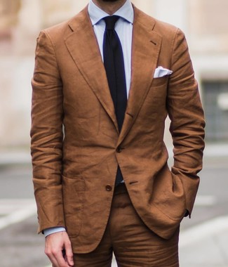 Comment porter un costume marron pour un style elégantes à 30 ans: Harmonise un costume marron avec une chemise de ville bleu clair pour une silhouette classique et raffinée.