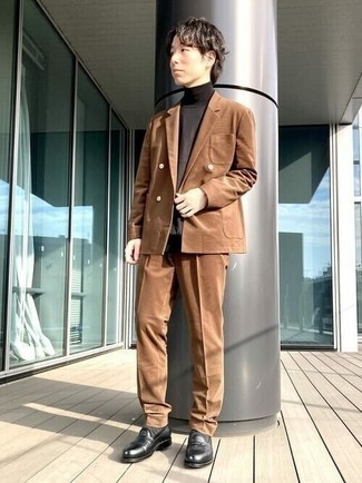 Un pull à col roulé à porter avec un costume marron: Harmonise un costume marron avec un pull à col roulé pour un look pointu et élégant. Cette tenue est parfait avec une paire de slippers en cuir noirs.