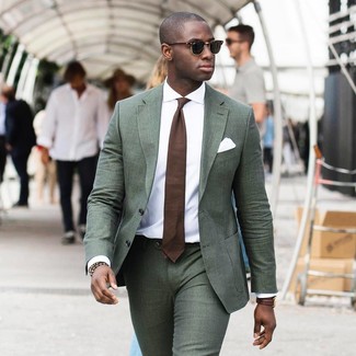 Comment porter une cravate marron à 30 ans: Essaie d'harmoniser un costume vert foncé avec une cravate marron pour un look classique et élégant.