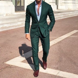 Des chaussures richelieu à porter avec un costume vert foncé: Essaie d'associer un costume vert foncé avec une chemise de ville bleu clair pour un look pointu et élégant. Cette tenue se complète parfaitement avec une paire de chaussures richelieu.