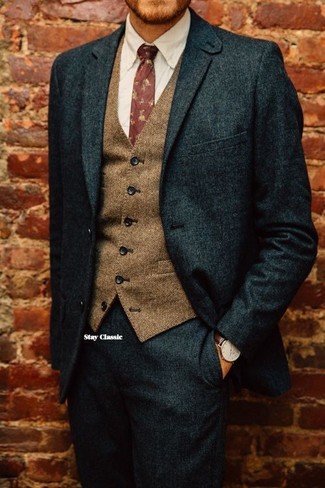 Comment porter un manteau en laine marron: Essaie d'harmoniser un manteau en laine marron avec un costume en laine vert foncé pour dégager classe et sophistication.