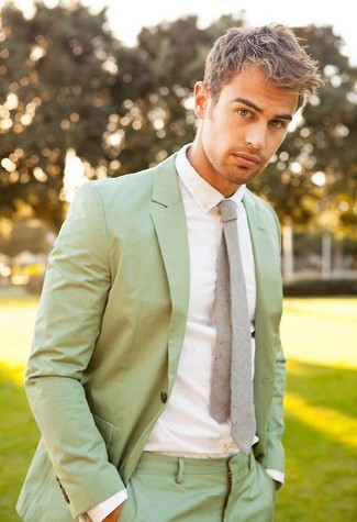 Comment porter un costume vert: Opte pour un costume vert avec une chemise de ville blanche pour un look pointu et élégant.