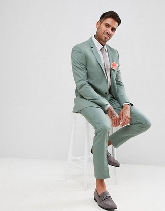 Comment porter une cravate grise pour un style elégantes en été à 30 ans: Essaie d'associer un costume vert menthe avec une cravate grise pour un look classique et élégant. Si tu veux éviter un look trop formel, opte pour une paire de slippers en daim gris. On aime ce look top, bien estivale.