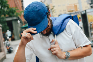 Comment porter un coupe-vent bleu marine: Essaie de marier un coupe-vent bleu marine avec une chemise à manches courtes blanche pour une tenue idéale le week-end.