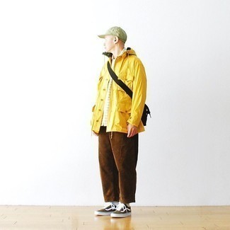 Un pantalon chino à porter avec un coupe-vent jaune: Associer un coupe-vent jaune avec un pantalon chino est une option confortable pour faire des courses en ville. Une paire de baskets basses en toile olive est une option parfait pour complèter cette tenue.