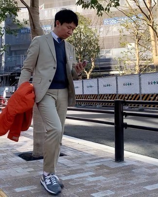 Comment porter un coupe-vent orange: Pense à porter un coupe-vent orange et un costume beige pour une silhouette classique et raffinée. Jouez la carte décontractée pour les chaussures et fais d'une paire de chaussures de sport bleu marine et blanc ton choix de souliers.