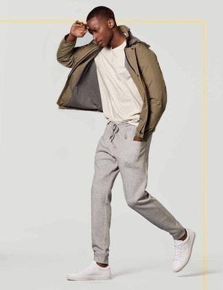 Des baskets basses à porter avec un pantalon de jogging gris: Garde une tenue relax avec un coupe-vent marron clair et un pantalon de jogging gris. Complète ce look avec une paire de baskets basses.