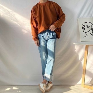 Comment s'habiller pour un style decontractés: Associe un coupe-vent orange avec un jean bleu clair pour un déjeuner le dimanche entre amis. Une paire de baskets basses en toile blanches est une option parfait pour complèter cette tenue.