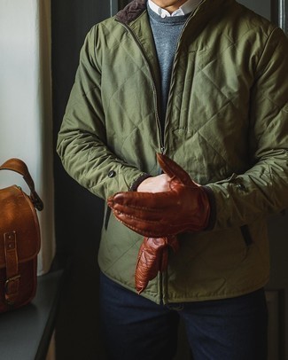 Comment porter des gants en cuir tabac: Essaie de marier un coupe-vent olive avec des gants en cuir tabac pour une tenue idéale le week-end.