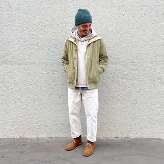 Tenue: Coupe-vent olive, Sweat à capuche gris, Chemise en jean bleue, Jean blanc