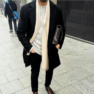Comment porter un pull à col rond avec des chaussures derby