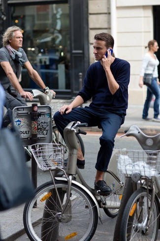 Comment porter un pull à col rond avec des chaussures derby