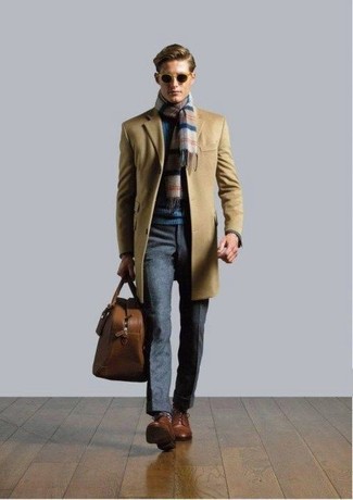 Comment porter un pull à col rond avec des chaussures derby