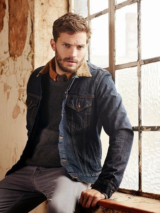 Comment porter un pull à col rond avec une chemise à manches longues