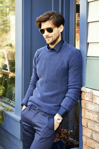 Comment porter un pull à col rond avec une chemise à manches longues