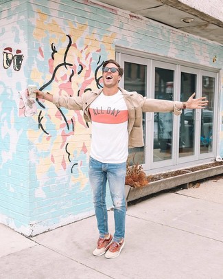 Comment porter un t-shirt à col rond avec une veste-chemise pour un style relax en automne