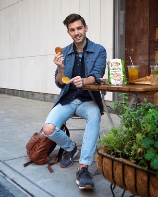 Comment porter un t-shirt à col rond avec une veste-chemise pour un style relax en automne