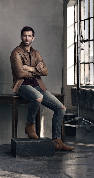 Comment porter un t-shirt à col rond avec une veste-chemise pour un style relax en automne
