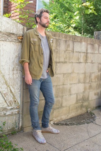 Comment porter un t-shirt à col rond avec une veste-chemise pour un style relax en automne