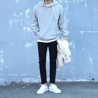 Comment porter un t-shirt à col rond avec une veste-chemise pour un style relax en automne