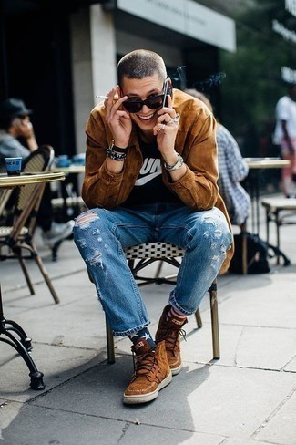 Comment porter un t-shirt à col rond avec une veste-chemise pour un style relax en automne