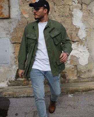 Comment porter un t-shirt à col rond avec une veste-chemise pour un style relax en automne