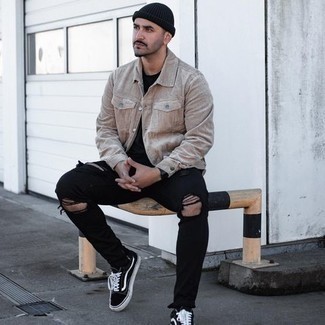 Comment porter un t-shirt à col rond avec une veste-chemise pour un style relax en automne